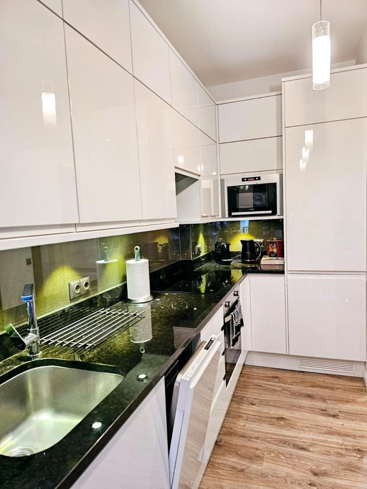 Modern 2 Bedroom Apartment In The City Centre 리가 외부 사진
